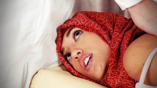Türbanlı Arap kızın ilk masajı mutlu sonlu oldu